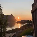 Nyaraló Rural Life On The Rough Coastline Of Senja Skaland