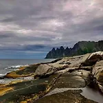 Nyaraló Rural Life On The Rough Coastline Of Senja *