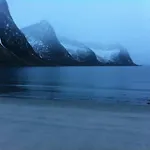 Nyaraló Rural Life On The Rough Coastline Of Senja Skaland