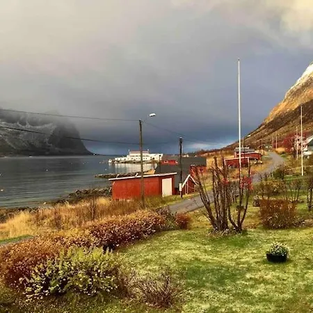 Tatil Evi Rural Life On The Rough Coastline Of Senja Skaland