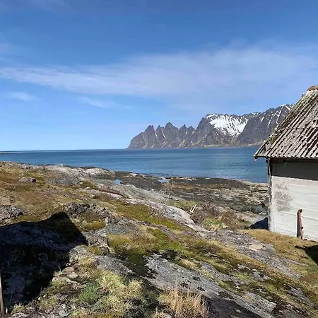 Tatil Evi Rural Life On The Rough Coastline Of Senja Skaland