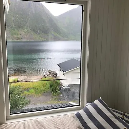 Tatil Evi Rural Life On The Rough Coastline Of Senja Skaland